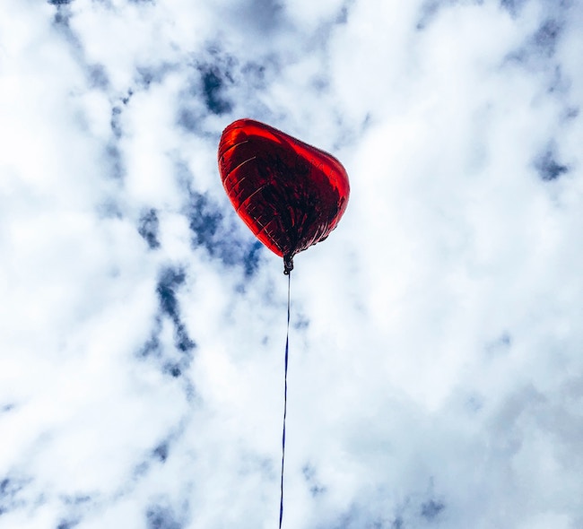 ballon ciel rouge storytelling photographie