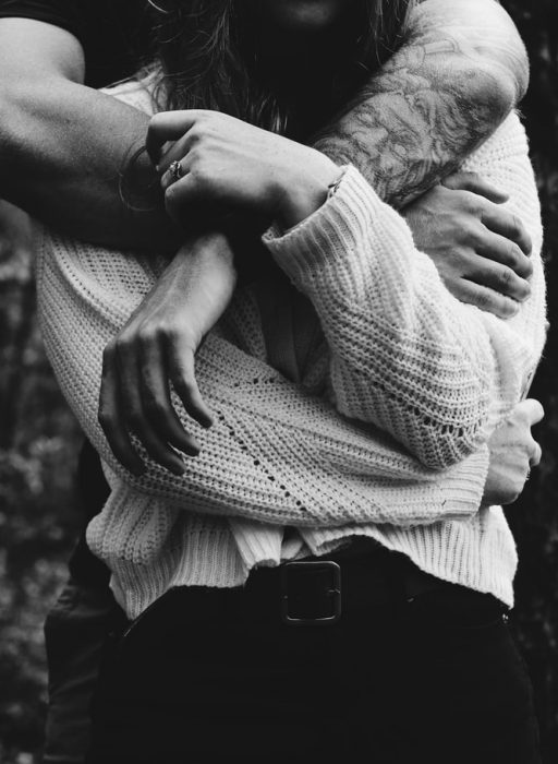 photo de couple noir et blanc crop sans tête tendance 2020