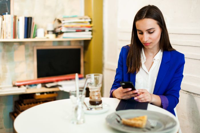 de nombreuses personnes consultent leurs emails pendant les pauses