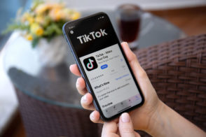 Menacé d’interdiction aux États-Unis, TikTok contre-attaque devant la justice